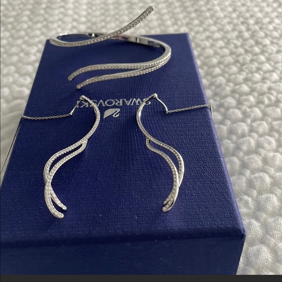 If any one has to sell earrings like this I would love to buy them. BUYING!!! - Picture 1 of 1